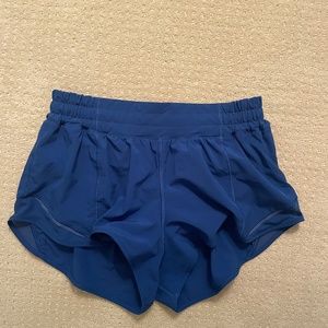 Lululemon hotty hot low-rise lined shorts 2.5"
